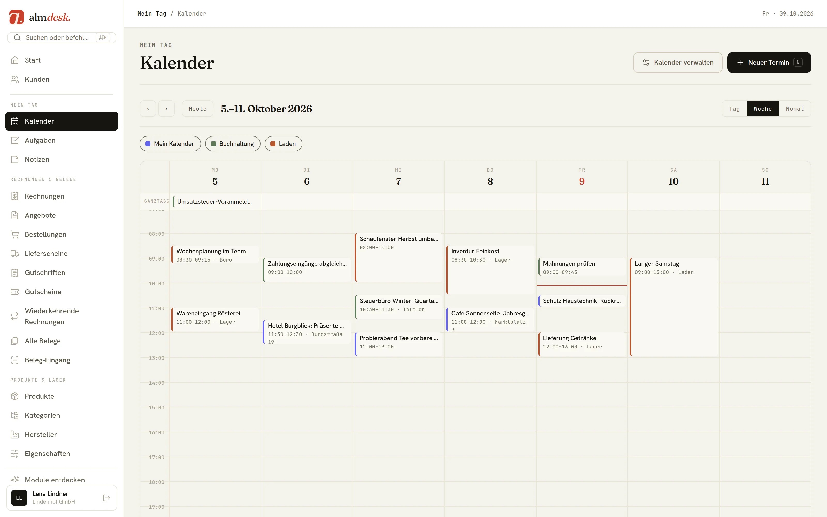Kalender in almdesk: Wochenansicht vom 5. bis 11. Oktober 2026 mit drei Kalendern und Terminen wie „Wochenplanung im Team“, „Inventur Feinkost“ und „Langer Samstag“