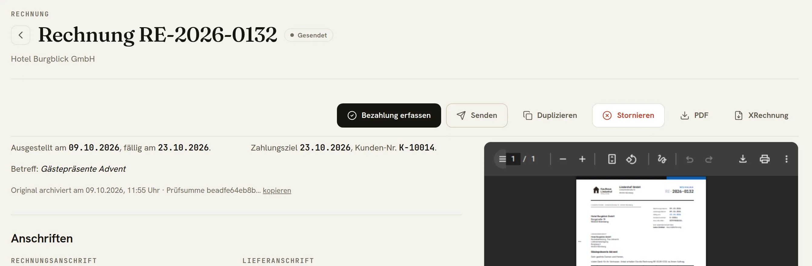Ausgestellte Rechnung RE-2026-0132 in almdesk, Aktionsleiste mit „Bezahlung erfassen“, „Senden“, „Duplizieren“, „Stornieren“, „PDF“ und „XRechnung“