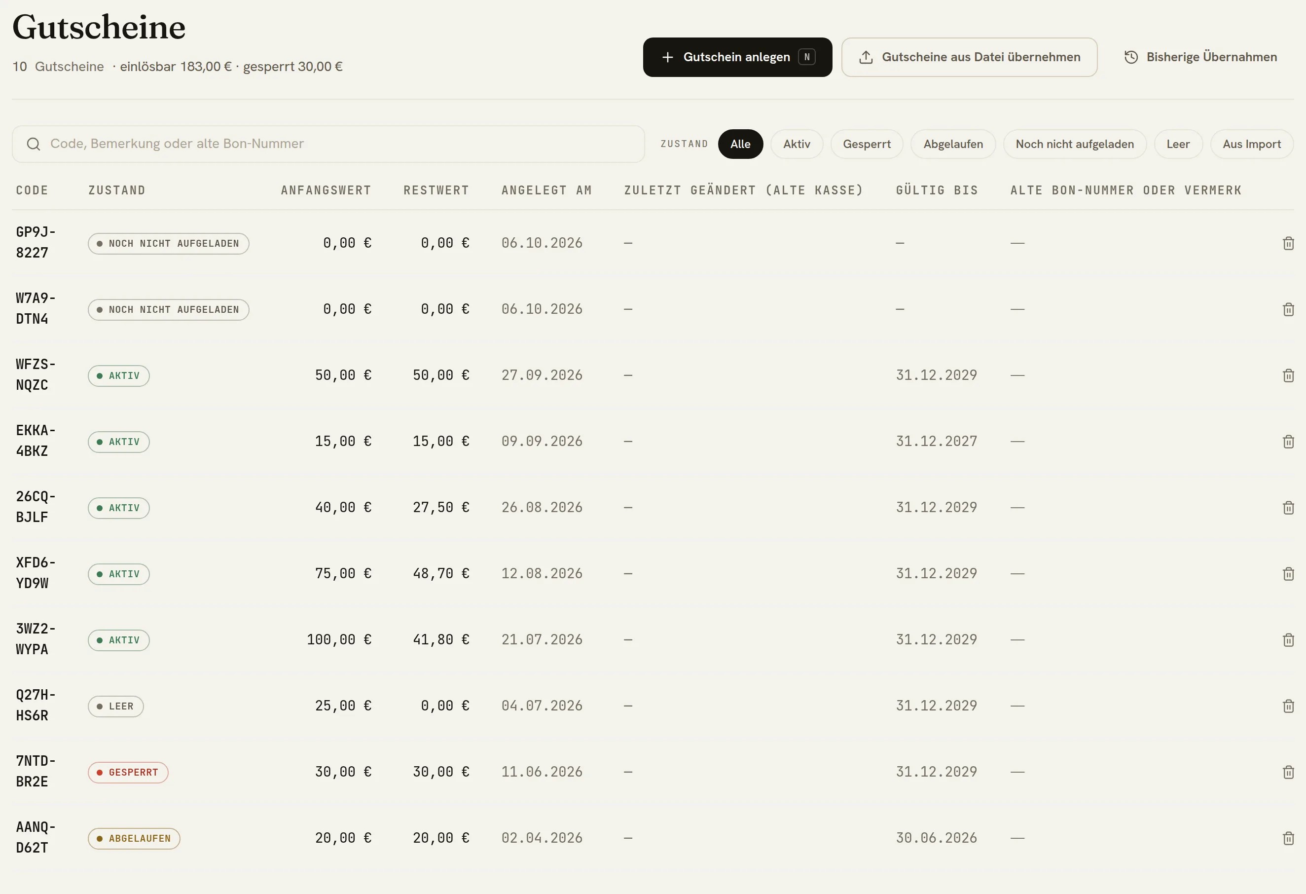 Gutscheine in almdesk: Liste mit Code, Zustand (aktiv, leer, gesperrt, abgelaufen), Anfangswert, Restwert und Gültigkeit, darüber Suche, Filter und Summen