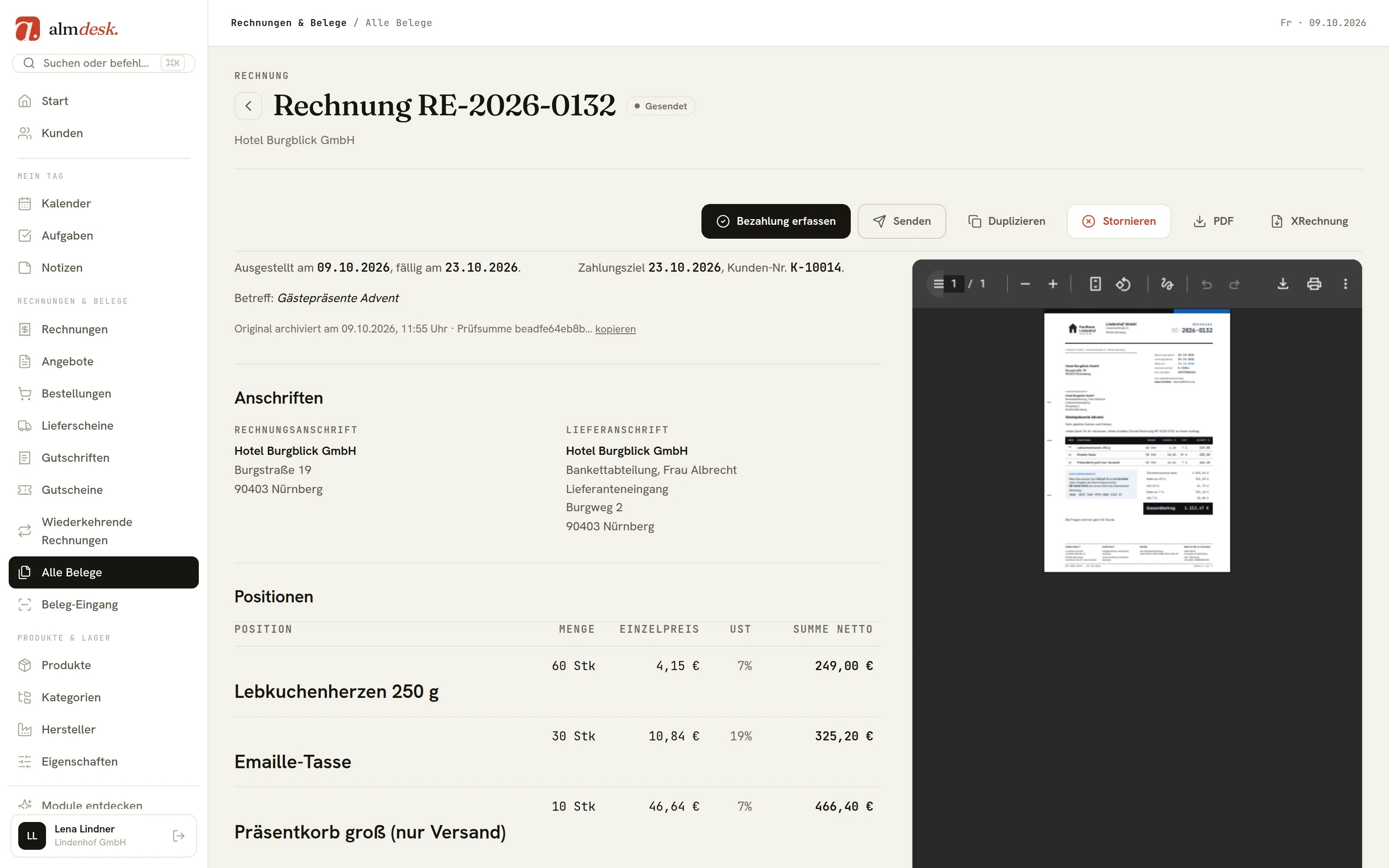 Ausgestellte Rechnung RE-2026-0132 in almdesk mit der Zeile „Original archiviert am 09.10.2026, 11:55 Uhr“ samt Prüfsumme, Rechnungs- und Lieferanschrift und dem PDF daneben