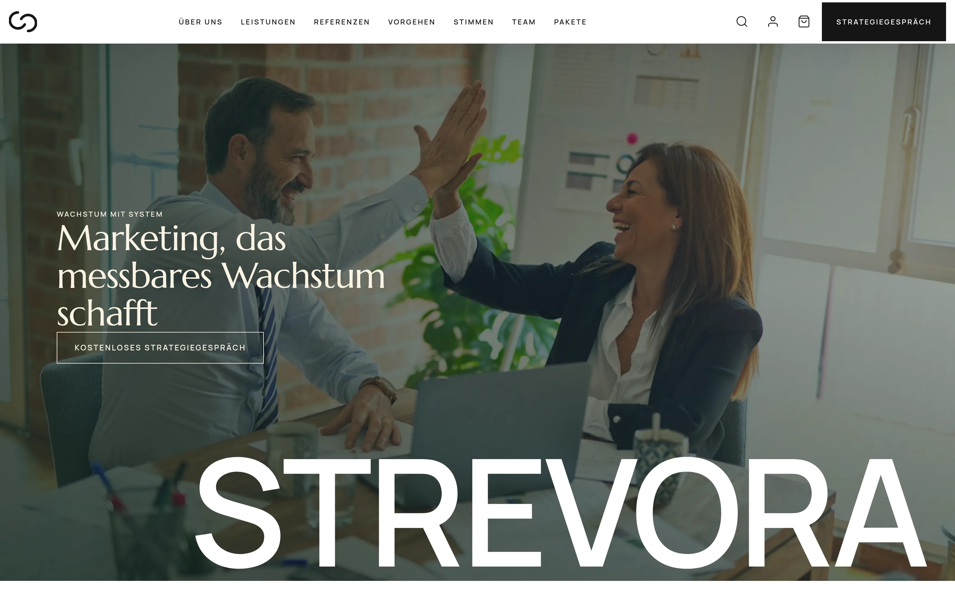 Live-Demo des Strevora-Themes: dunkler Hero mit der Headline „Marketing, das messbares Wachstum schafft" und dem großen Wortzeichen STREVORA